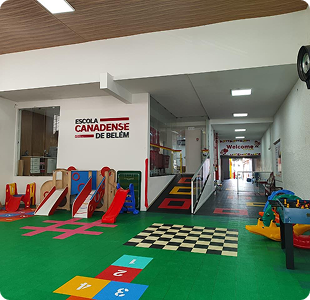 Corredor e playground indoor com piso emborrachado colorido e escorregador