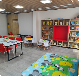 Sala de leitura e brinquedoteca colorida com tapete pedagógico